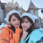 Ai Shinozaki Instagram - ・ 前回チケット売り切れで入れなかったので、 事前にしっかりチケット買ってリベンジディズニー！✨ 色々悩んで、40周年記念の 耳付き帽子&ミッキーサングラス❤️ ポップコーンバケットも40周年🫶 ベイマックスが可愛すぎて 肩に乗せて一緒に回った🥰 #ハロウィンの話 #ディズニー40周年
