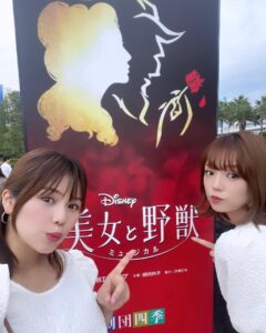 Ai Shinozaki Instagram - ・ 今年2度目の劇団四季。 『美女と野獣』 観劇前にディズニー行って気分上げてから行こ！ってなって、オソロの服着て耳持って準備万端で向かったら、まさかのパークチケット売り切れでそのままららぽ行きました👭 ららぽ大好きだからまぁいいんだけど😛 劇はもちろん素晴らしかったです🌹 ディズニーの音楽って良すぎるよね #劇団四季 #ららぽーと #思い出の耳ショット