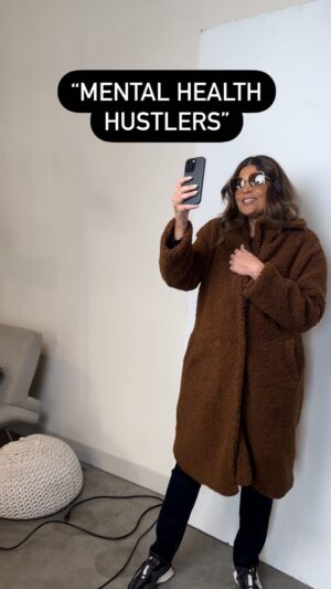 Aida Rodríguez Instagram - #Browncoataida PSA: Don’t get HUSTLED and don’t be a HUSTLER! You heard me!! We’ve got enough to worry about out here!

#aidarodriguez #igetmylikesinperson