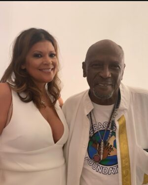 Aida Rodríguez Instagram - It was my absolute honor to meet and give Mr. Gossett his flowers. He was an amazing actor and did what he loved until he passed on to become an ancestor. We celebrate your life and say thank you for a job well done. Thank you for sharing your time and space and greeting me with love. Fly high. We don’t die, we graduate. 💜