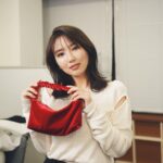 Aika Sawaguchi Instagram - エスティローダー様から「グッズ アズ ゴールド 2023」を提供いただきました。 初めてのことでしたので驚きましたが、箱を開けてみるとワクワクが止まりませんでした！ ここから内容を説明した方が絶対に良いのですが、私にそんな技術がなく、たまたまファンクラブの配信もあったのでいつもお世話になっているメイクさん( @rikaimazeki.hm )にメイクしてもらいました〜！ ピンクのハイライトをアイシャドウとして使っていただいて、ツヤツヤなお目目になってとても可愛かったです。（そういう使い方があるということに驚き）チークも口紅もマスカラも、どれを手に取っても心がキラキラで満たされて幸せなきもちになりました。今年の冬はキラキラした街に行きたいですね。