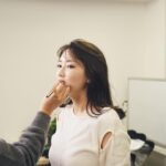 Aika Sawaguchi Instagram - エスティローダー様から「グッズ アズ ゴールド 2023」を提供いただきました。 初めてのことでしたので驚きましたが、箱を開けてみるとワクワクが止まりませんでした！ ここから内容を説明した方が絶対に良いのですが、私にそんな技術がなく、たまたまファンクラブの配信もあったのでいつもお世話になっているメイクさん( @rikaimazeki.hm )にメイクしてもらいました〜！ ピンクのハイライトをアイシャドウとして使っていただいて、ツヤツヤなお目目になってとても可愛かったです。（そういう使い方があるということに驚き）チークも口紅もマスカラも、どれを手に取っても心がキラキラで満たされて幸せなきもちになりました。今年の冬はキラキラした街に行きたいですね。