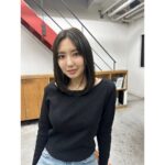Aika Sawaguchi Instagram - 今日も今日とてお世話になりました。(@miri.___________ ) 暗めのお色、重たすぎずかわいいでございます。 前髪を少し伸ばしてみることにしました。ウキウキしてます。