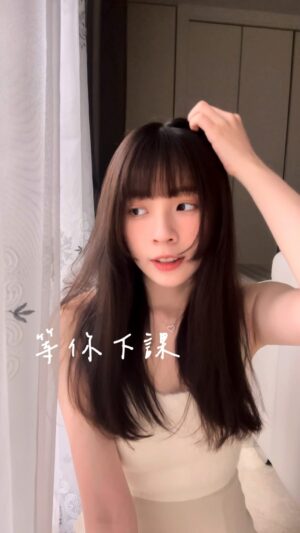 Aileen Huang Instagram - 突然想坐在陽台旁邊☀️
唱一首 很溫和的歌
等你下課好像挺適合的🤍
如果真的找了一份離你很近的工作
會覺得感動還是可怕👀
#等你下課 #周杰倫 #cover