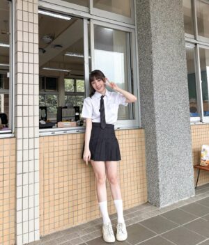 Aileen Huang Instagram - 十月の拍攝碎片🎬

《我們的歌》終於在IG可以播放了🤍
再聽到這首大合唱 依然還是很感動🫧
想起了那段時間承載的好多回憶
開心的瞬間、努力的過程、哭過的淚水
在最脆弱的時候 你們陪伴著我展開這趟奇幻ㄉ旅程🫶🏻
很開心和你們成為同班同學！ 滿滿的幸福🥹

ㄛㄛ對了！ 今晚7點YT要首播囉！
@99percentstudio._ 一起上車🚌
跟著我們踏入一段關於青春ㄉ故事🌱