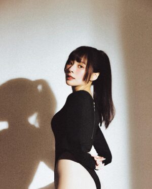 Aileen Huang Instagram - 新..年..快..樂🧨

這組照片算是突破了以往我的風格😶‍🌫️
偶爾當個🌶️妹好像也挺不錯的🫧

提早跟大家拜年啦！
我也要回家過年哩🧧

📷 @hank.portrait 
@ch9_photography_studio 

#新攝影棚超美超好拍🫶🏻 #新年快樂🧨