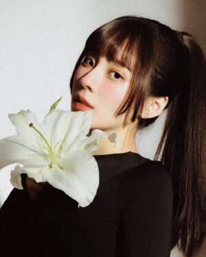 Aileen Huang Instagram - 新..年..快..樂🧨

這組照片算是突破了以往我的風格😶‍🌫️
偶爾當個🌶️妹好像也挺不錯的🫧

提早跟大家拜年啦！
我也要回家過年哩🧧

📷 @hank.portrait 
@ch9_photography_studio 

#新攝影棚超美超好拍🫶🏻 #新年快樂🧨