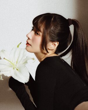 Aileen Huang Instagram - 新..年..快..樂🧨

這組照片算是突破了以往我的風格😶‍🌫️
偶爾當個🌶️妹好像也挺不錯的🫧

提早跟大家拜年啦！
我也要回家過年哩🧧

📷 @hank.portrait 
@ch9_photography_studio 

#新攝影棚超美超好拍🫶🏻 #新年快樂🧨