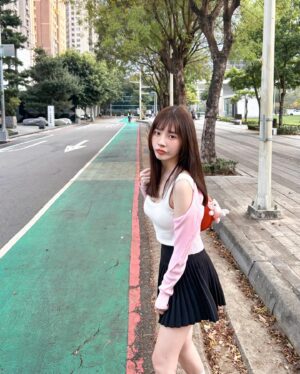 Aileen Huang Instagram - 來台中看狗狗打架🥺🥺
看起來超派ㄉ🔪

Dress up @yuyu_active