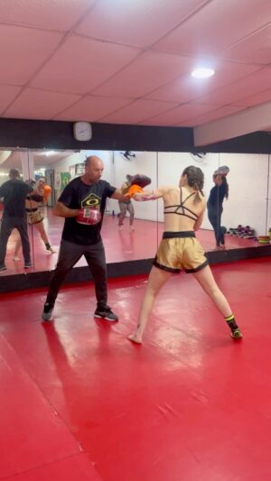 Aimée Madureira Instagram - “Uma mulher deve ser duas coisas: quem e o que quiser” - Coco Chanel. 
Bora, que foguete não tem ré ! 🥊💪🍀 #muaythai #muaythaifighter