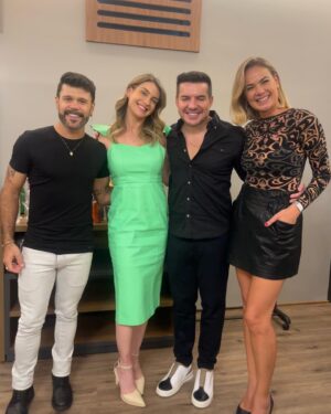 Aimée Madureira Instagram - #lastnight Que prosperidade. Foi incrível estar com vocês. ☘️💃🏼✨🎤 3h de show foi minha primeira vez!👏👏👏 @marcosebelutti 
E Rafaela, a foto ficou ótima. Obrigada. 🤣💚