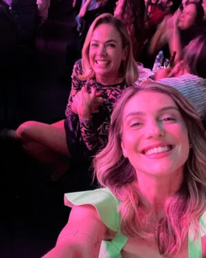 Aimée Madureira Instagram - #lastnight Que prosperidade. Foi incrível estar com vocês. ☘️💃🏼✨🎤 3h de show foi minha primeira vez!👏👏👏 @marcosebelutti 
E Rafaela, a foto ficou ótima. Obrigada. 🤣💚