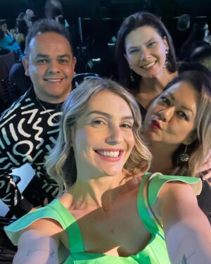 Aimée Madureira Instagram - #lastnight Que prosperidade. Foi incrível estar com vocês. ☘️💃🏼✨🎤 3h de show foi minha primeira vez!👏👏👏 @marcosebelutti 
E Rafaela, a foto ficou ótima. Obrigada. 🤣💚