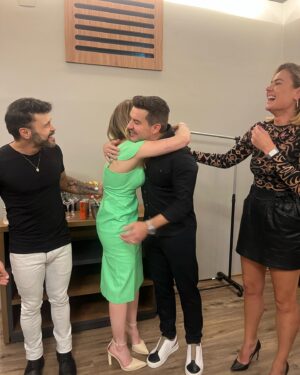 Aimée Madureira Instagram - #lastnight Que prosperidade. Foi incrível estar com vocês. ☘️💃🏼✨🎤 3h de show foi minha primeira vez!👏👏👏 @marcosebelutti 
E Rafaela, a foto ficou ótima. Obrigada. 🤣💚