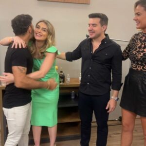 Aimée Madureira Instagram - #lastnight Que prosperidade. Foi incrível estar com vocês. ☘️💃🏼✨🎤 3h de show foi minha primeira vez!👏👏👏 @marcosebelutti 
E Rafaela, a foto ficou ótima. Obrigada. 🤣💚