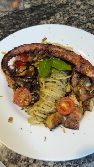 Aimée Madureira Instagram - Polvo com spaghetti ao molho pesto de manjericão 🌿🍝🐙 #receita #receitasfaceis