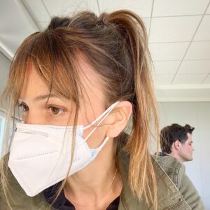 Aimee Teegarden Instagram - “To bang, or not to bang, that is always the question” 💇🤷‍♀️ After a #diy of highlighting and coloring these clip-ins, I’m kinda missing my fringe… and thanks @benwinch for lending your mug for the benefit of composition📸😜