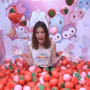 Aimee Teegarden Instagram - Tokyo I miss you 🍓💖🍓💖 #fbf #🇯🇵