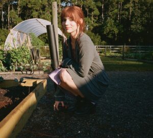 Aimee Carrero Instagram - #TheMenu is now streaming on @hbomax!⁣
⁣
Here are some bts pics shot on portra 400⁣ 📷
⁣
@themenufilm 
@searchlightpics 
@hyperobject_industries