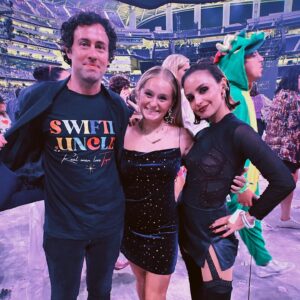 Aimee Carrero Instagram - 🎵my reputation’s never been worse so you must like me for me 🎵🐍⁣
⁣
my gorgeous niece ella took us to the eras tour last night and it was the most magical, earnest good time i’ve had maybe ever. vibes were immaculate 🫶🏽✨⁣
⁣
my pal @ethantobman creative directed a true masterpiece with this tour. so so proud