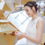 Aimee Chan Instagram – So much joy visiting the @elementshk 2023 festive installation🎉 Experience the dazzled Magical Box of Fantasy & the magic of Santa Claus and Christmas elves 🎅🏽 🪄 with the Magical Shows! 

Aside from the starry Christmas tree, the mall collaborates with the local charity @boxofhopehk to invite you to become a secret Santa by donating to a gift-giving initiative that sends warmth to underprivileged children 🎁

Visit the ELEMENTS ‘Merry Dreamscape: The gifting magic’ from tomorrow to 1 JAN 2024!
.
今日短暫放低祝英喬身份，走入ELEMENTS圓方「Merry Dreamscape: The gifting magic」嘅神奇魔幻盒子 #bestphotozone，率先欣賞聖誕老人及精靈們齊齊現身嘅魔幻劇場，配合閃爍燈光同音樂和應，感受夢幻時刻🎄同場仲有8米高巨型聖誕樹😍

ELEMENTS圓方特別跟慈善團體Box of Hope合作，你同我都可以透過捐款化身聖誕老人為弱勢兒童送上聖誕禮物，一齊傳遞溫暖！#GiftingMoments

把握機會，由明天起至2024年1月1日嚟ELEMENTS圓方冬日呈獻「Merry Dreamscape: The gifting magic」，體驗濃濃聖誕節日氣息啦！

ELEMENTS Presents ‘Merry Dreamscape: The gifting magic’ 
Date: From 16 NOV 2023 to 1 JAN 2024
Time: 10am-10pm
Location: 1/F Metal Zone, ELEMENTS
#elementshk #ELExmas #GiftingMagic #Santa #Magic @boxingpromotionshk
