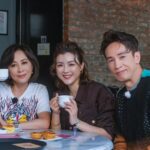 Aimee Chan Instagram - It was such a fun time chatting with legendary 🌼🌸you 嘉玲姐 @carinalau1208 ！ You're so amazingly approachable and easy to talk to! I admire how down to earth and capable you are. Capable of balancing family and work seamlessly. Thank you for inviting us to go on your show " 嘉人自有约 " and for sharing bits of your marriage secrets! 💕 Shhhh... For those who also want to know, please watch the show tonight ! Hehe! 👀 Fun fact: She was one of the MHK judges on the night I was crowned! 👑 👑👑👑👑 @moses_chan_ Mine as well as hubby's outfits: @theswankofficial Styled by: @wwchezw 💕