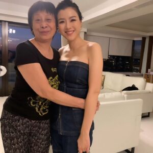 Aimee Chan Instagram - Picked up some cold dessert for the family after work! 🍧🍨🍦Thank you Nai Nai for watching the kiddo's and she said she  loved my look so wanted to take a photo!  hehe. 📸  She's so cute. 

#babyboysmissed #their #mama 
#chanchanfamily
