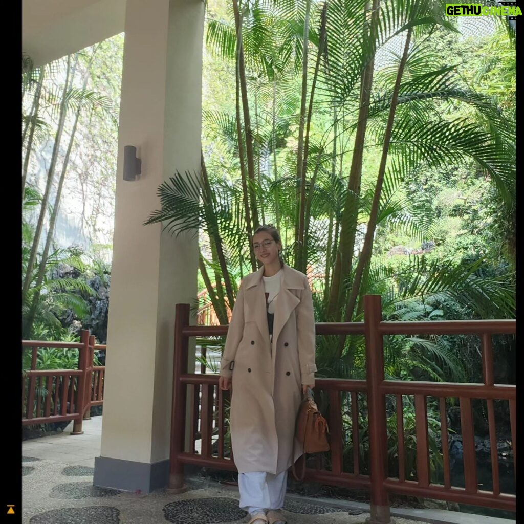 Aimee Chan Instagram - My idea of an off duty outfit is comfort. comfort and comfort. Something I can really move in and feel good in. Trying out socks with sandals but my verdict is still out on this! 🤗 Love jacket season !🥰 #momduty #ootd #ootdhk #sweatpants #trenchcoat #wednesday