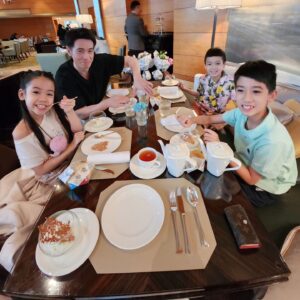Aimee Chan Instagram - #feelingloved  #flashback to a special day. 💕
🌸🌼👑🌸🌹💐🏵🌸🌼🌹💐🏵🌸🌼🌸🌼🏵🌼🌹🌹

An hour for a celebration felt short but sweet as we went back to the daily grind. Another warm memorable Mother's Day ! 💕