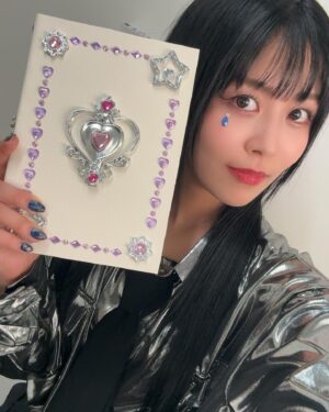 Aina Aiba Instagram - #ブロードワイミュージカル コーデ。

シャツ @prega_official 
パンツ @a_plus_tokyo 
ブーツ @yelloshoes_official 

インパクト大！シルバーシャツ！

#千春 と衣装探しの旅〜
#チームY の皆さんにテレビ電話をしながら決めた
選ばれし、シルバーシャツです！
みんな〜ありがとう🥹❤️

悪役だったから強強コーデ😈
メイクもちょっと悪め！強め！
シールもポイントだよ〜
HUNTER×HUNTERのヒソカ様イメージした！

パンツは結構前に買ったもので、
ブーツは少し前に買ったもの。

鏡越しからどう撮ったらいいか、
彩沙がいろいろ教えてくれたよ〜♡
まだ研究中…

#シルバーシャツ
#シルバーブーツ 
#シルバーコーデ 
#ainstagram
