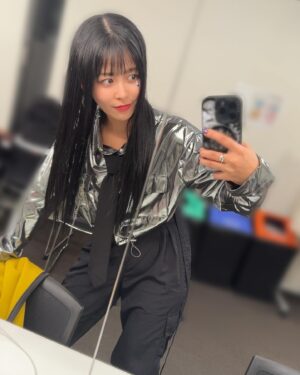 Aina Aiba Instagram - #ブロードワイミュージカル コーデ。

シャツ @prega_official 
パンツ @a_plus_tokyo 
ブーツ @yelloshoes_official 

インパクト大！シルバーシャツ！

#千春 と衣装探しの旅〜
#チームY の皆さんにテレビ電話をしながら決めた
選ばれし、シルバーシャツです！
みんな〜ありがとう🥹❤️

悪役だったから強強コーデ😈
メイクもちょっと悪め！強め！
シールもポイントだよ〜
HUNTER×HUNTERのヒソカ様イメージした！

パンツは結構前に買ったもので、
ブーツは少し前に買ったもの。

鏡越しからどう撮ったらいいか、
彩沙がいろいろ教えてくれたよ〜♡
まだ研究中…

#シルバーシャツ
#シルバーブーツ 
#シルバーコーデ 
#ainstagram