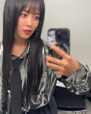 Aina Aiba Instagram - #ブロードワイミュージカル コーデ。

シャツ @prega_official 
パンツ @a_plus_tokyo 
ブーツ @yelloshoes_official 

インパクト大！シルバーシャツ！

#千春 と衣装探しの旅〜
#チームY の皆さんにテレビ電話をしながら決めた
選ばれし、シルバーシャツです！
みんな〜ありがとう🥹❤️

悪役だったから強強コーデ😈
メイクもちょっと悪め！強め！
シールもポイントだよ〜
HUNTER×HUNTERのヒソカ様イメージした！

パンツは結構前に買ったもので、
ブーツは少し前に買ったもの。

鏡越しからどう撮ったらいいか、
彩沙がいろいろ教えてくれたよ〜♡
まだ研究中…

#シルバーシャツ
#シルバーブーツ 
#シルバーコーデ 
#ainstagram