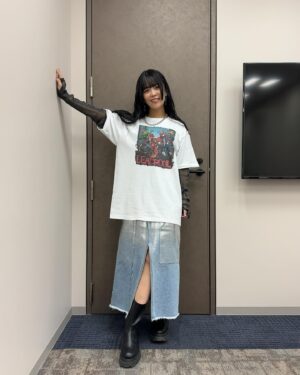 Aina Aiba Instagram - 「#マーベル ＆ #スターウォーズ 特番」コーデ。

Tシャツ #デッドプール
インナー @_vacancy_official 
デニムスカート @public_tokyo 
ブーツ @a_plus_tokyo 

"MARVEL"も"STAR WARS"も昔から好きな作品でずっと観てきました！
こちらのシリーズについてはこれまでお話したことがあるのですが、
それに続いて"X-MEN"のこともお話できる日が来るなんて思ってなかったです。
その中でもウルヴァリンの「ローガン」は大泣きした映画で、映画館を出た後も泣いてました。

X-MENとアベンジャーズの関係性とても気になっていましたが、マーベルズの終わりが！？

そして「デッドプール＆ウルヴァリン」楽しみすぎる！
推しと推しですよ！やばいです🤩🤩

お写真。
デッドプール役の加瀬康之さん
ロキ役の平川大輔さんと。

オビ＝ワン・ケノービ役の森川智之さんと。

アソーカ役の伊藤静さんと。

とても幸せな時間でした。
ありがとうございました！！！

#ディズニーっコらぢお 
#ディズニープラス
#超声優祭2024 
#aibコーデ 
#あぃすた
#ainstagram