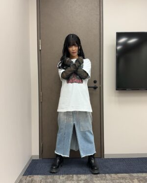 Aina Aiba Instagram - 「#マーベル ＆ #スターウォーズ 特番」コーデ。

Tシャツ #デッドプール
インナー @_vacancy_official 
デニムスカート @public_tokyo 
ブーツ @a_plus_tokyo 

"MARVEL"も"STAR WARS"も昔から好きな作品でずっと観てきました！
こちらのシリーズについてはこれまでお話したことがあるのですが、
それに続いて"X-MEN"のこともお話できる日が来るなんて思ってなかったです。
その中でもウルヴァリンの「ローガン」は大泣きした映画で、映画館を出た後も泣いてました。

X-MENとアベンジャーズの関係性とても気になっていましたが、マーベルズの終わりが！？

そして「デッドプール＆ウルヴァリン」楽しみすぎる！
推しと推しですよ！やばいです🤩🤩

お写真。
デッドプール役の加瀬康之さん
ロキ役の平川大輔さんと。

オビ＝ワン・ケノービ役の森川智之さんと。

アソーカ役の伊藤静さんと。

とても幸せな時間でした。
ありがとうございました！！！

#ディズニーっコらぢお 
#ディズニープラス
#超声優祭2024 
#aibコーデ 
#あぃすた
#ainstagram