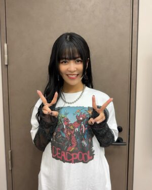 Aina Aiba Instagram - 「#マーベル ＆ #スターウォーズ 特番」コーデ。

Tシャツ #デッドプール
インナー @_vacancy_official 
デニムスカート @public_tokyo 
ブーツ @a_plus_tokyo 

"MARVEL"も"STAR WARS"も昔から好きな作品でずっと観てきました！
こちらのシリーズについてはこれまでお話したことがあるのですが、
それに続いて"X-MEN"のこともお話できる日が来るなんて思ってなかったです。
その中でもウルヴァリンの「ローガン」は大泣きした映画で、映画館を出た後も泣いてました。

X-MENとアベンジャーズの関係性とても気になっていましたが、マーベルズの終わりが！？

そして「デッドプール＆ウルヴァリン」楽しみすぎる！
推しと推しですよ！やばいです🤩🤩

お写真。
デッドプール役の加瀬康之さん
ロキ役の平川大輔さんと。

オビ＝ワン・ケノービ役の森川智之さんと。

アソーカ役の伊藤静さんと。

とても幸せな時間でした。
ありがとうございました！！！

#ディズニーっコらぢお 
#ディズニープラス
#超声優祭2024 
#aibコーデ 
#あぃすた
#ainstagram