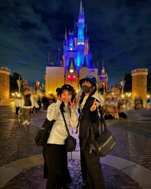 Aina Aiba Instagram - ゆかちゃんと @ozapure15 
ディズニーランド行ってきたよーん♡
2年ぶりのゆかちゃんディズニー！
たまに会うのに写真全然撮らない私たち😶

ランドがドナルドだらけで最高だった💙❤️
ミニーちゃんの時も絶対に可愛かったやん！
行きたかったなぁ〜。

ドナルドグッズ現地で買えなくてオンラインで買ったけど、
ドナルドベレー帽は届くの10月だってー！
とにかくグッズかわいすぎでした！
いつかドナルドイメージコーデして行きたい🫶

スペースマウンテンにも乗れてHappy♡
2027年にリニューアル予定らしい〜
自分がその時何歳になってるかは計算しませんでした🤫

最後の写真 #隠れミッキー ですか？？？

#尾崎由香 
#相羽あいな 
#disneyland 
#ディズニーランド 
#ドナルドダック 
#ドナルドのクワッキーダックシティ 
#あぃすた
#ainstagram
