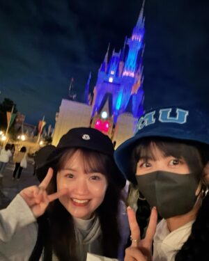 Aina Aiba Instagram - ゆかちゃんと @ozapure15 
ディズニーランド行ってきたよーん♡
2年ぶりのゆかちゃんディズニー！
たまに会うのに写真全然撮らない私たち😶

ランドがドナルドだらけで最高だった💙❤️
ミニーちゃんの時も絶対に可愛かったやん！
行きたかったなぁ〜。

ドナルドグッズ現地で買えなくてオンラインで買ったけど、
ドナルドベレー帽は届くの10月だってー！
とにかくグッズかわいすぎでした！
いつかドナルドイメージコーデして行きたい🫶

スペースマウンテンにも乗れてHappy♡
2027年にリニューアル予定らしい〜
自分がその時何歳になってるかは計算しませんでした🤫

最後の写真 #隠れミッキー ですか？？？

#尾崎由香 
#相羽あいな 
#disneyland 
#ディズニーランド 
#ドナルドダック 
#ドナルドのクワッキーダックシティ 
#あぃすた
#ainstagram
