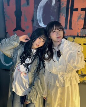 Aina Aiba Instagram - #アイバダービー コーデ。

アウター @moussyofficial 
ロンT  @amerivintage 
デニム  @rodeocrowns_official 

アウターは千春 @chiharu_okr とオソロ〜🫶
一緒に買いに行ったよーん！

着こなし方で雰囲気違う。
千春は色と着方でフェミニン感ある♡
中にスカートはいてるってさ〜
夏も使えそうで嬉しい〜別コーデ考えよ〜

#aibコーデ 
#おそろコーデ 
#ainstagram
#あぃすた