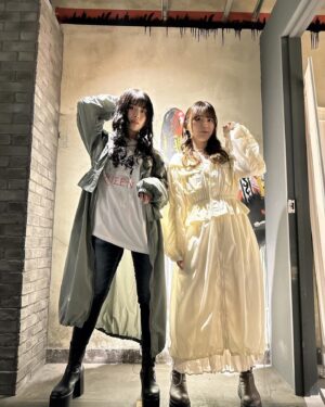 Aina Aiba Instagram - #アイバダービー コーデ。

アウター @moussyofficial 
ロンT  @amerivintage 
デニム  @rodeocrowns_official 

アウターは千春 @chiharu_okr とオソロ〜🫶
一緒に買いに行ったよーん！

着こなし方で雰囲気違う。
千春は色と着方でフェミニン感ある♡
中にスカートはいてるってさ〜
夏も使えそうで嬉しい〜別コーデ考えよ〜

#aibコーデ 
#おそろコーデ 
#ainstagram
#あぃすた