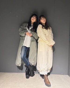 Aina Aiba Instagram - #アイバダービー コーデ。

アウター @moussyofficial 
ロンT  @amerivintage 
デニム  @rodeocrowns_official 

アウターは千春 @chiharu_okr とオソロ〜🫶
一緒に買いに行ったよーん！

着こなし方で雰囲気違う。
千春は色と着方でフェミニン感ある♡
中にスカートはいてるってさ〜
夏も使えそうで嬉しい〜別コーデ考えよ〜

#aibコーデ 
#おそろコーデ 
#ainstagram
#あぃすた