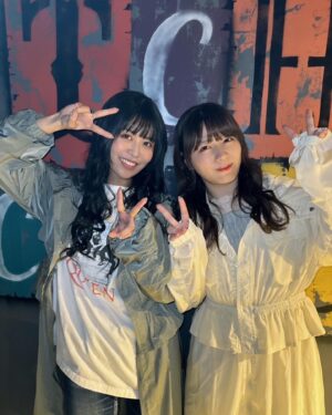 Aina Aiba Instagram - #アイバダービー コーデ。

アウター @moussyofficial 
ロンT  @amerivintage 
デニム  @rodeocrowns_official 

アウターは千春 @chiharu_okr とオソロ〜🫶
一緒に買いに行ったよーん！

着こなし方で雰囲気違う。
千春は色と着方でフェミニン感ある♡
中にスカートはいてるってさ〜
夏も使えそうで嬉しい〜別コーデ考えよ〜

#aibコーデ 
#おそろコーデ 
#ainstagram
#あぃすた