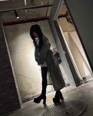 Aina Aiba Instagram - #アイバダービー コーデ。

アウター @moussyofficial 
ロンT  @amerivintage 
デニム  @rodeocrowns_official 

アウターは千春 @chiharu_okr とオソロ〜🫶
一緒に買いに行ったよーん！

着こなし方で雰囲気違う。
千春は色と着方でフェミニン感ある♡
中にスカートはいてるってさ〜
夏も使えそうで嬉しい〜別コーデ考えよ〜

#aibコーデ 
#おそろコーデ 
#ainstagram
#あぃすた