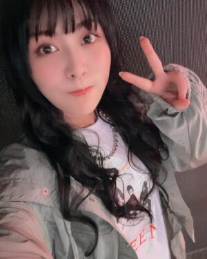 Aina Aiba Instagram - #アイバダービー コーデ。

アウター @moussyofficial 
ロンT  @amerivintage 
デニム  @rodeocrowns_official 

アウターは千春 @chiharu_okr とオソロ〜🫶
一緒に買いに行ったよーん！

着こなし方で雰囲気違う。
千春は色と着方でフェミニン感ある♡
中にスカートはいてるってさ〜
夏も使えそうで嬉しい〜別コーデ考えよ〜

#aibコーデ 
#おそろコーデ 
#ainstagram
#あぃすた