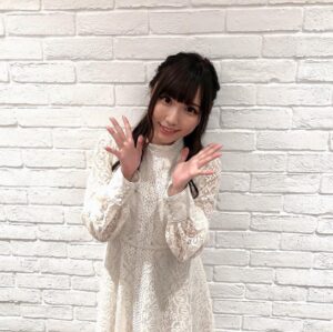 Aina Suzuki Instagram - 発売中の『QJ別冊 おそ松さん』撮影中のあいにゃです☺️💕「もっと高く」についてはもちろん、デビューから約1年の振り返りを語っています😉ぜひご覧ください❣️

#クイックジャパン
#鈴木愛奈　#あいにゃ　#suzukiaina #aina
