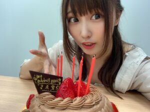 Aina Suzuki Instagram - お仕事先にて!!
バンナムスタッフさんがサプライズでケーキ用意して下さりました!!!😭✨
(しかも私の1番好きなチョコケーキ🍰)
まさかお祝いして頂けるなんて思ってなくて嬉し泣きした私🥺
チョコプレートの名前書いてる所に🐈いるのが可愛すぎる😂

あっぷした人…にゃー🐾

#鈴木愛奈生誕祭2020