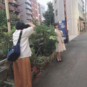 Aina Suzuki Instagram - 発売中の『QJ別冊 おそ松さん』撮影中のあいにゃです☺️💕「もっと高く」についてはもちろん、デビューから約1年の振り返りを語っています😉ぜひご覧ください❣️

#クイックジャパン
#鈴木愛奈　#あいにゃ　#suzukiaina #aina