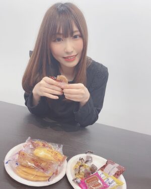 Aina Suzuki Instagram - 今日も一日お疲れ様でした！
撮影合間にお菓子を食べて休憩中です🍭

#鈴木愛奈　#あいにゃ
#suzukiaina #ainya
#オフショット　#オフショ
#もぐもぐ　#今日のあいにゃ