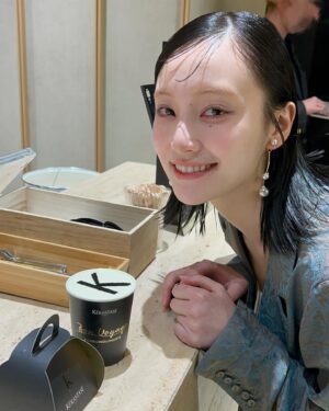 Aina Yamada Instagram - .

イベントめいくは時前🙋🏻‍♀️
眉無しが好きなのでコンシーラーで消して
大好きな跳ね上げラインと肌なじみの良いチークリップ🍑

ヘアセットはけんごくん 🙋🏻
愛しのトゥイーティーと同じ髪型に🐥
最後まで分厚前髪を3本に整えてくれました

お洋服は自前のお気に入りドレス👗
誕生日に着て以来着てないなあと思って
トゥイーティーバングに合わせて黄色💛

でした~!!