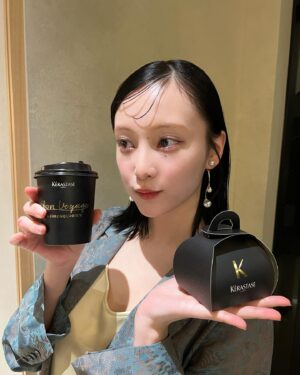 Aina Yamada Instagram - .

イベントめいくは時前🙋🏻‍♀️
眉無しが好きなのでコンシーラーで消して
大好きな跳ね上げラインと肌なじみの良いチークリップ🍑

ヘアセットはけんごくん 🙋🏻
愛しのトゥイーティーと同じ髪型に🐥
最後まで分厚前髪を3本に整えてくれました

お洋服は自前のお気に入りドレス👗
誕生日に着て以来着てないなあと思って
トゥイーティーバングに合わせて黄色💛

でした~!!