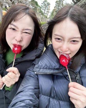 Aina Yamada Instagram - .

2024
明けましておめでとう御座います
今年も宜しくお願いします🐉⛩️

私は苺飴、母は林檎飴
食べたよ、な初詣⸜🙌🏻⸝‍

HappyNewYear
I'm eating strawberry candy
My mother has apple candy🍓🍎